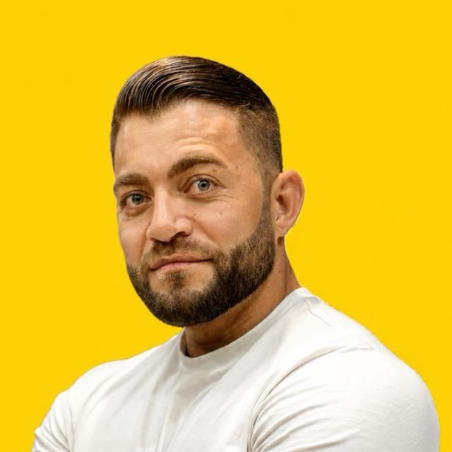 Nutricionista Rafael Manga, de camiseta branca sobre o fundo amarelo da marca